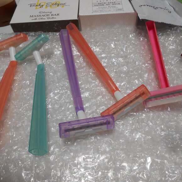 FAMILY LOT TRAVEL & FULL SIZE LOTION SHAMPOO DEODORANT RAZORS PANTY LINERS SOAP - Picture 7 of 9